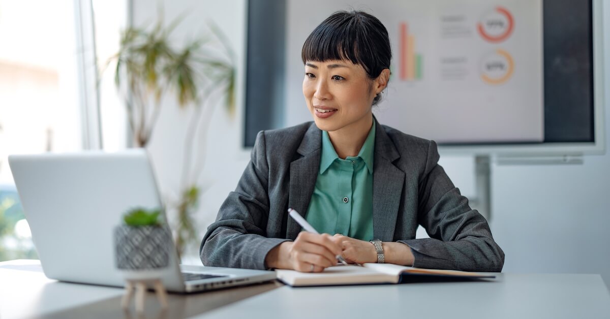 A businesswoman takes notes while preparing her proposal for an RFP.